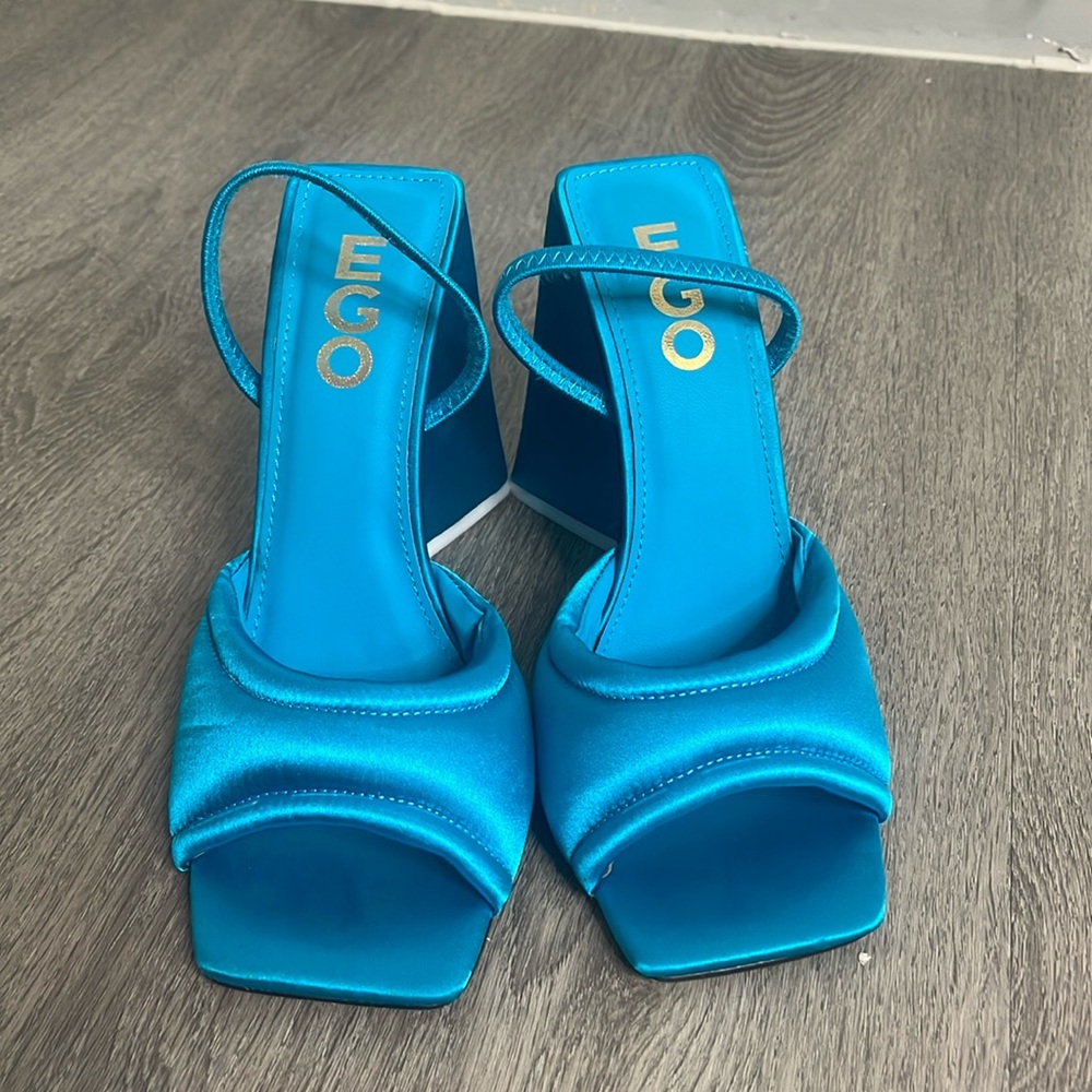 Blue triangle chunk heel